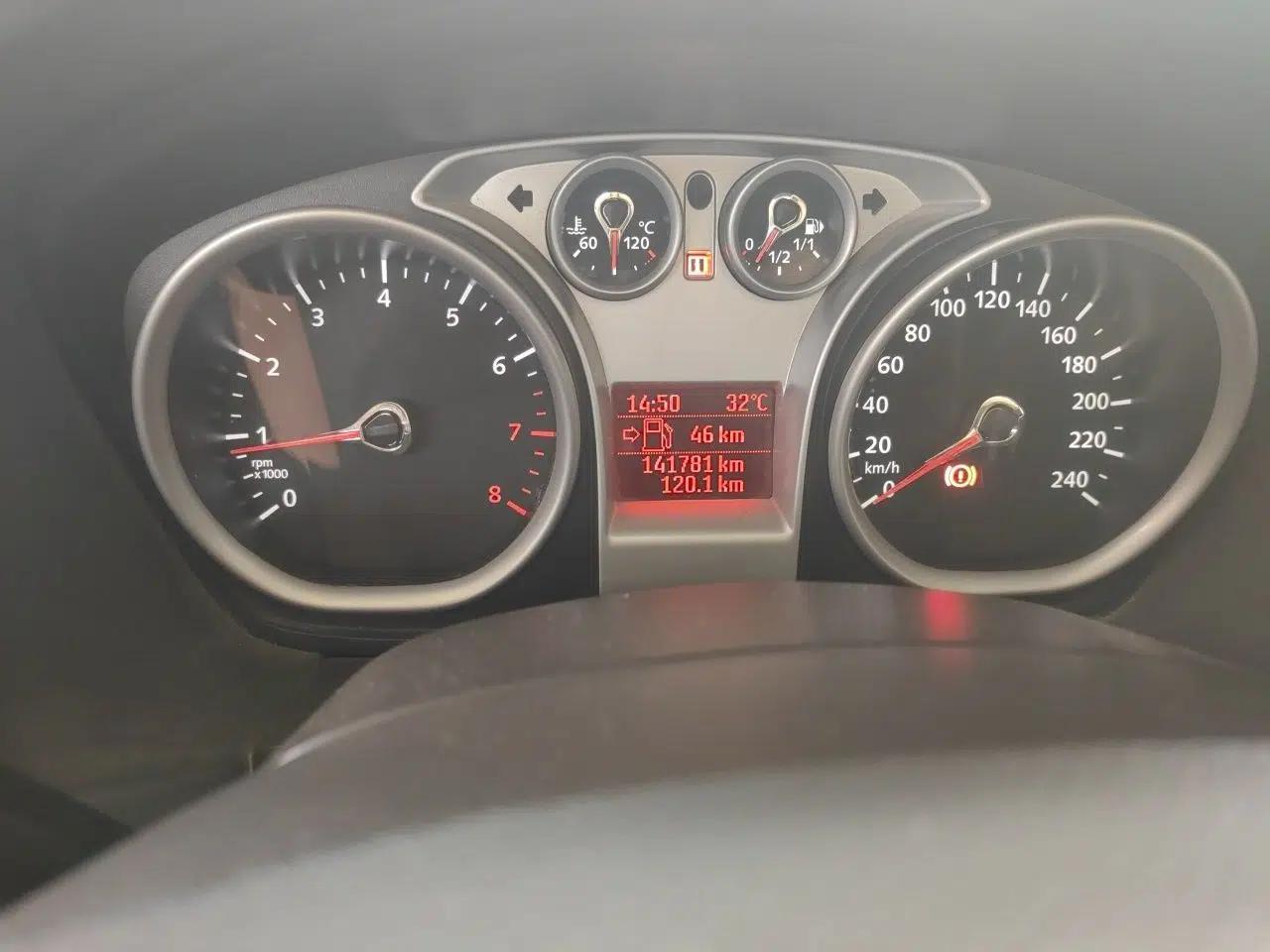 Ford Focus 2013 Sedan Classic 1.8L Manual Base Model — миниатюра 12