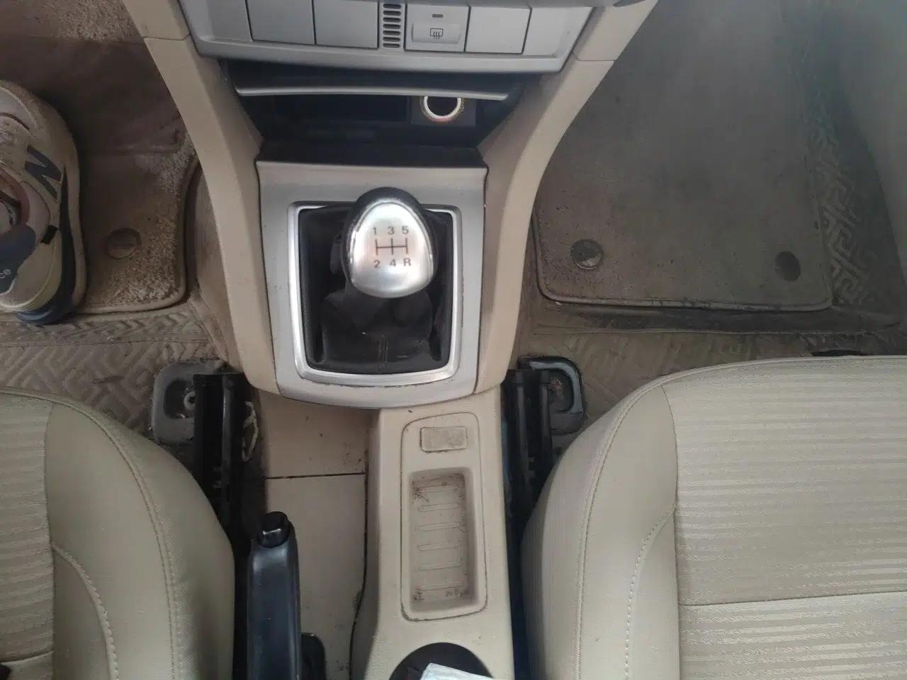 Ford Focus 2013 Sedan Classic 1.8L Manual Base Model — миниатюра 14