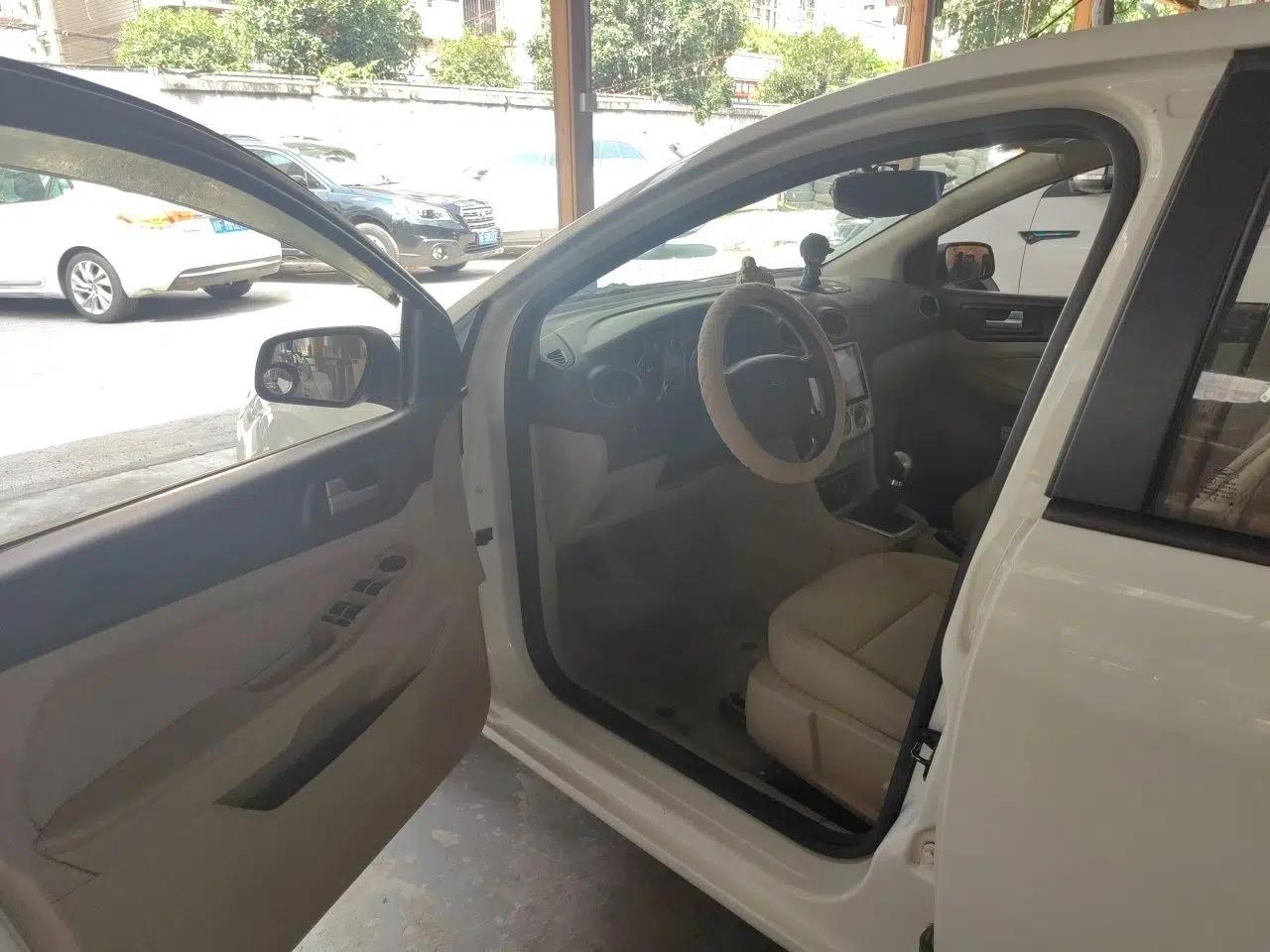 Ford Focus 2013 Sedan Classic 1.8L Manual Base Model — миниатюра 16