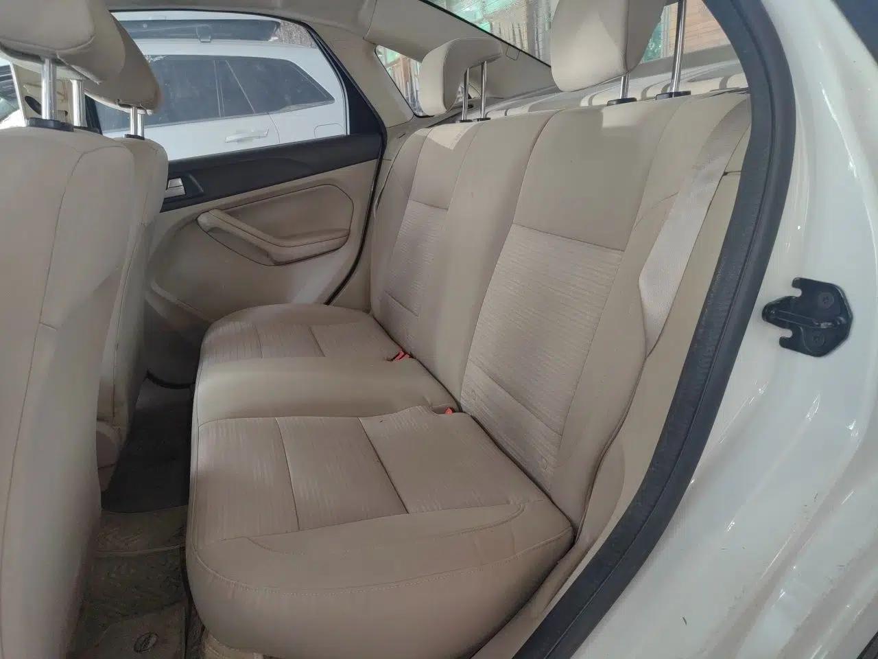 Ford Focus 2013 Sedan Classic 1.8L Manual Base Model — миниатюра 17