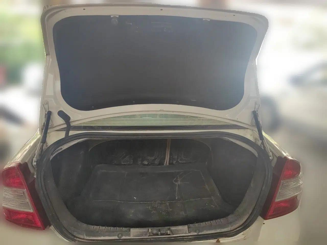 Ford Focus 2013 Sedan Classic 1.8L Manual Base Model — миниатюра 19