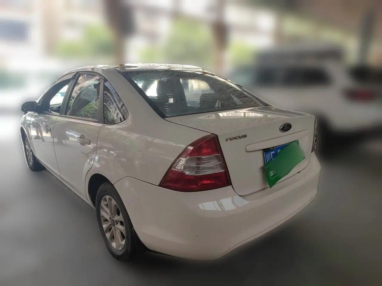 Ford Focus 2013 Sedan Classic 1.8L Manual Base Model — миниатюра 4