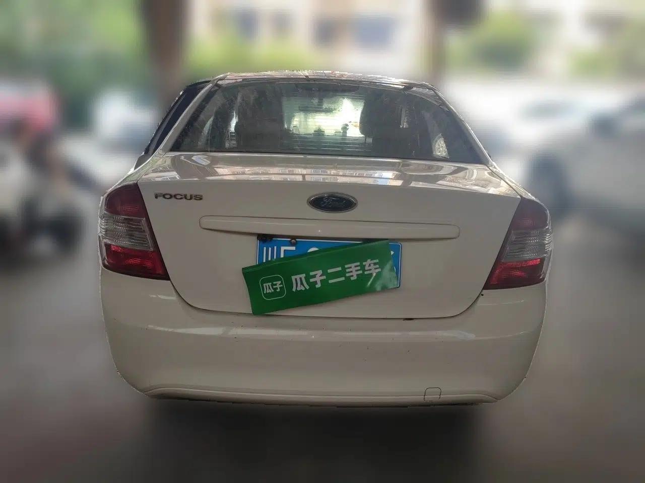 Ford Focus 2013 Sedan Classic 1.8L Manual Base Model — миниатюра 5