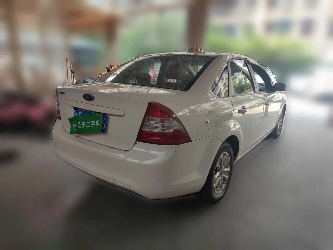 Ford Focus 2013 Sedan Classic 1.8L Manual Base Model — миниатюра 6