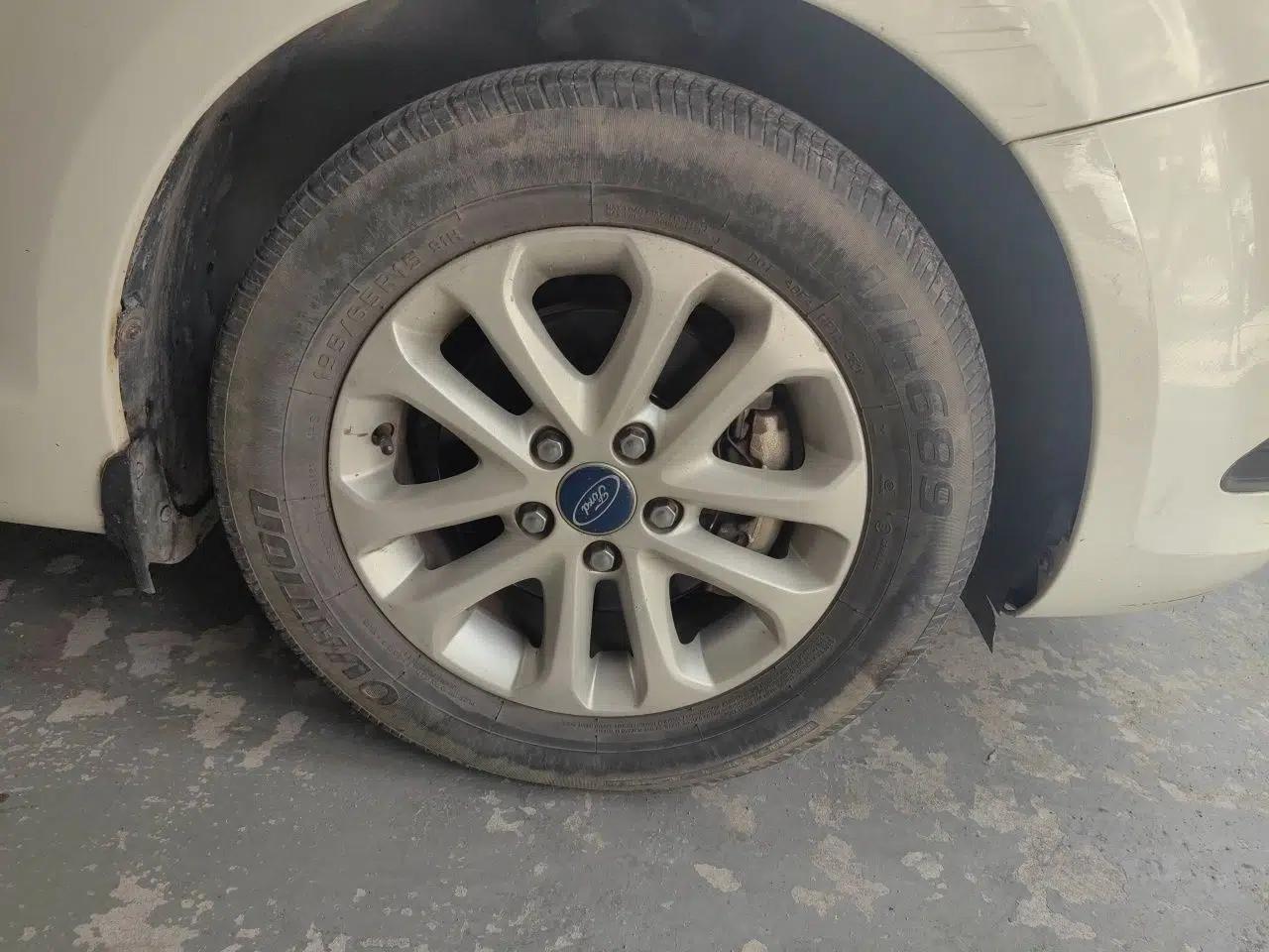 Ford Focus 2013 Sedan Classic 1.8L Manual Base Model — миниатюра 8