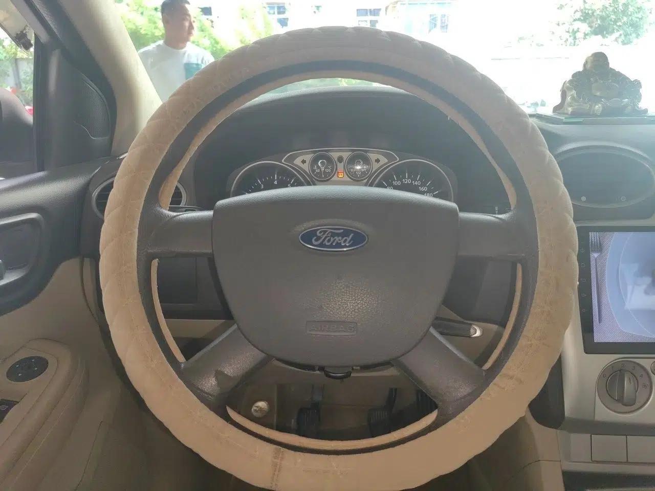 Ford Focus 2013 Sedan Classic 1.8L Manual Base Model — миниатюра 10