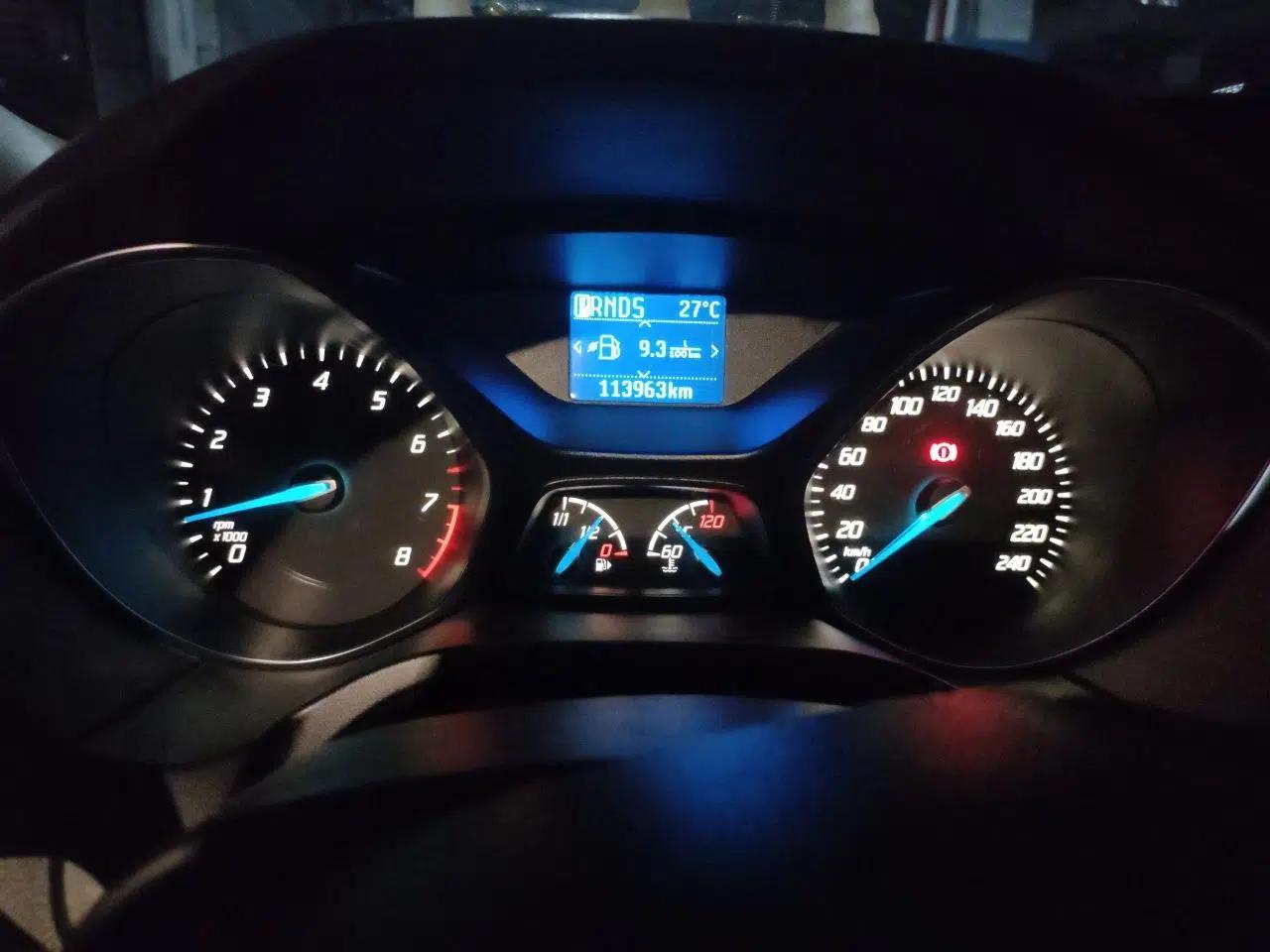 Ford Focus 2012 Hatchback 1.6L Automatic Fashion Edition — миниатюра 11