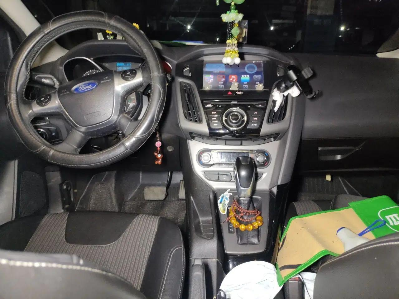 Ford Focus 2012 Hatchback 1.6L Automatic Fashion Edition — миниатюра 13