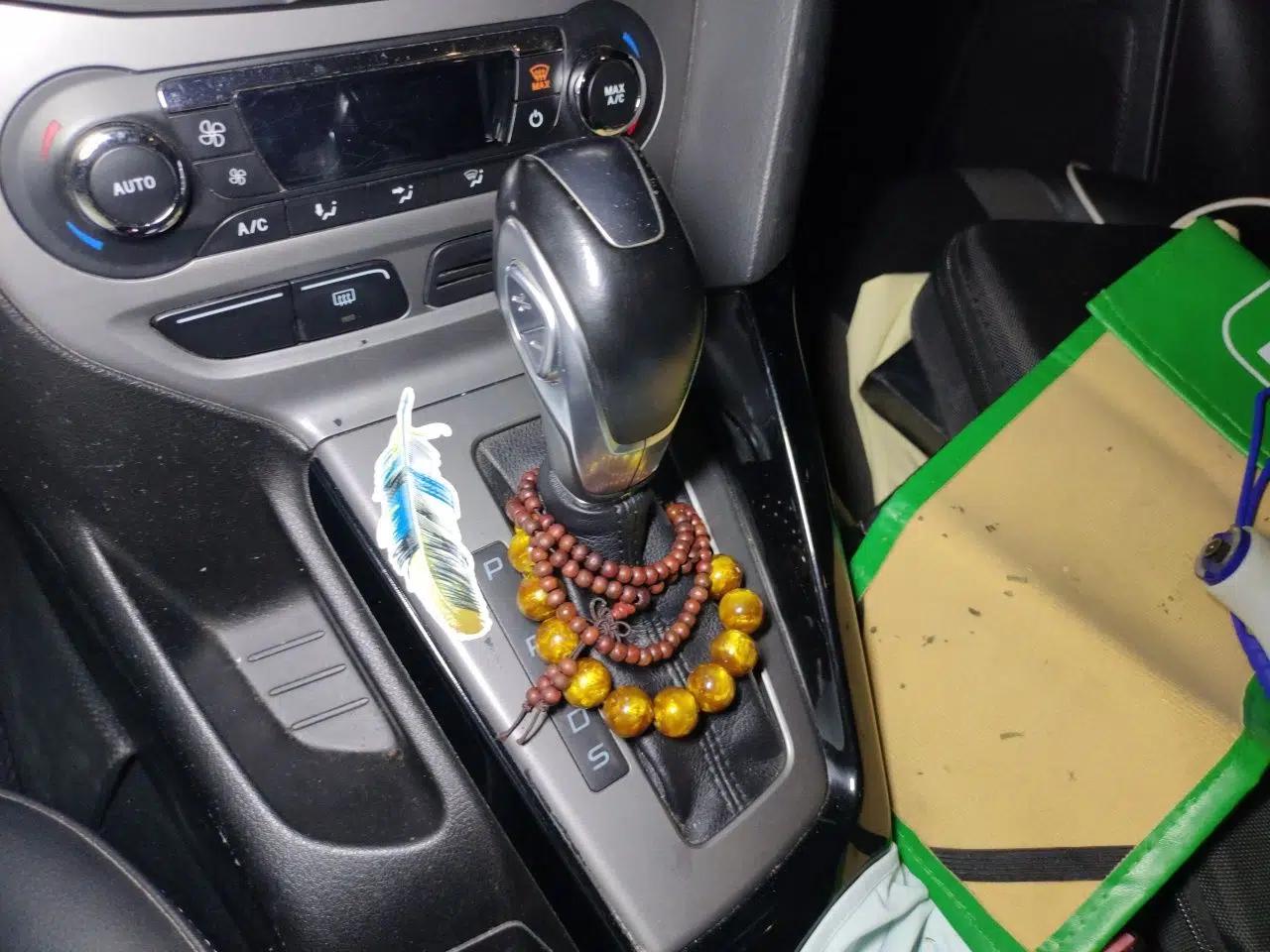 Ford Focus 2012 Hatchback 1.6L Automatic Fashion Edition — миниатюра 14