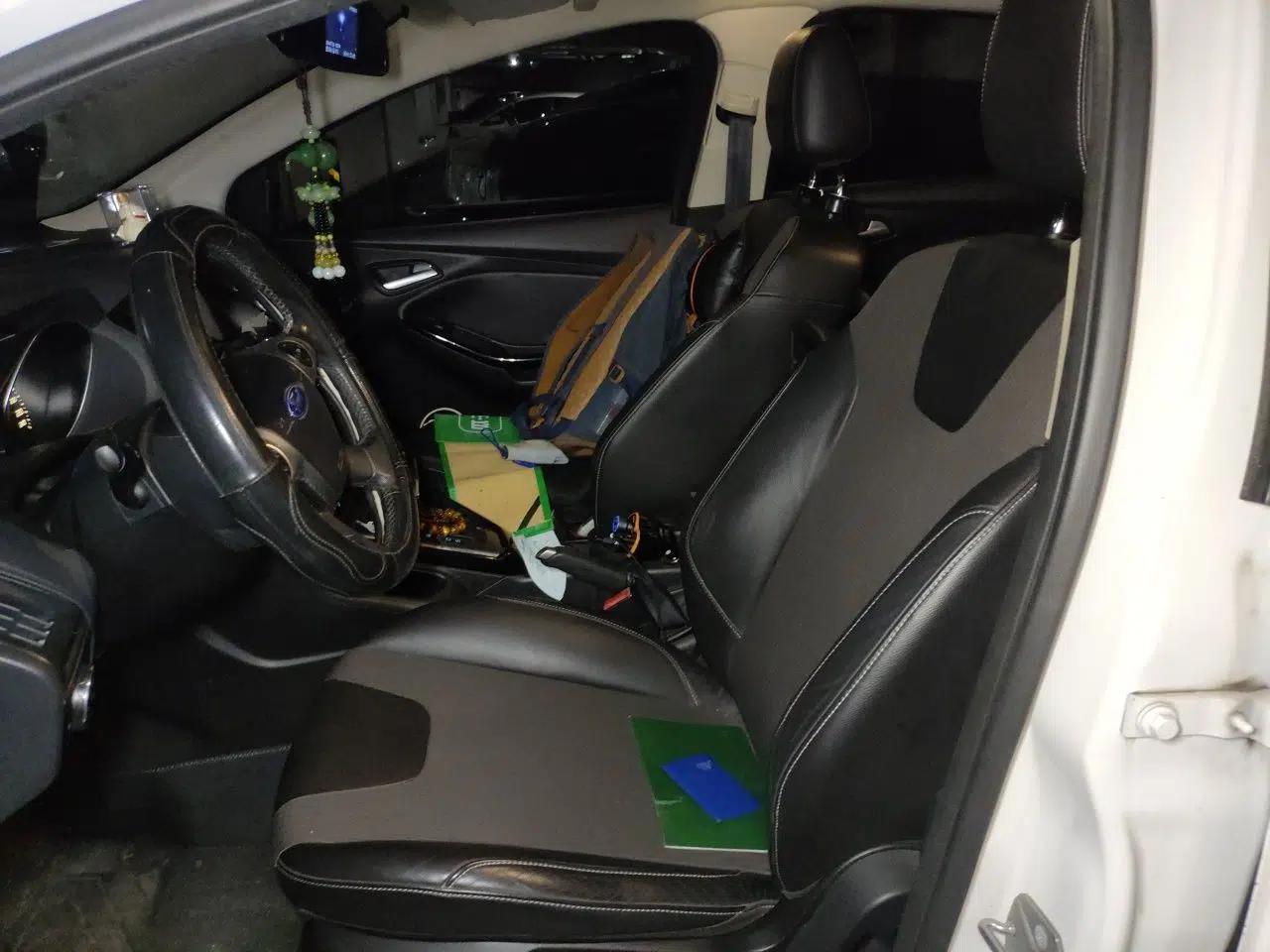 Ford Focus 2012 Hatchback 1.6L Automatic Fashion Edition — миниатюра 15