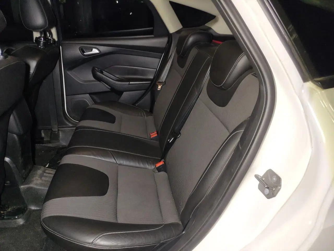 Ford Focus 2012 Hatchback 1.6L Automatic Fashion Edition — миниатюра 17