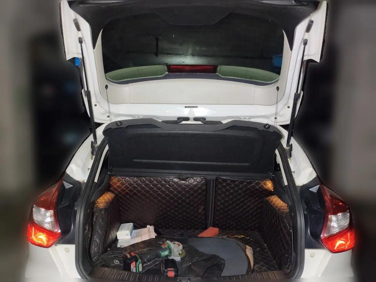 Ford Focus 2012 Hatchback 1.6L Automatic Fashion Edition — миниатюра 19