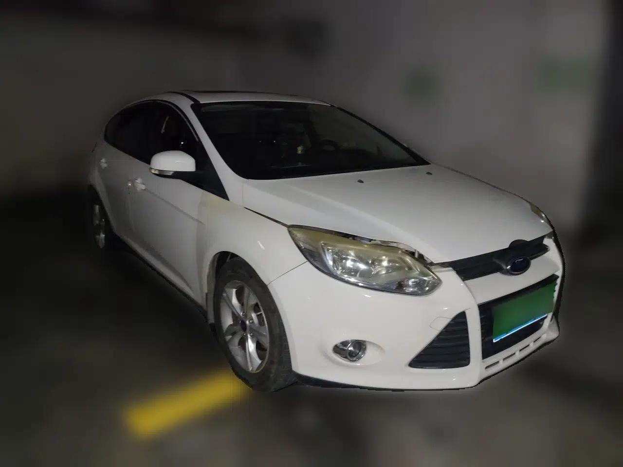 Ford Focus 2012 Hatchback 1.6L Automatic Fashion Edition — миниатюра 3