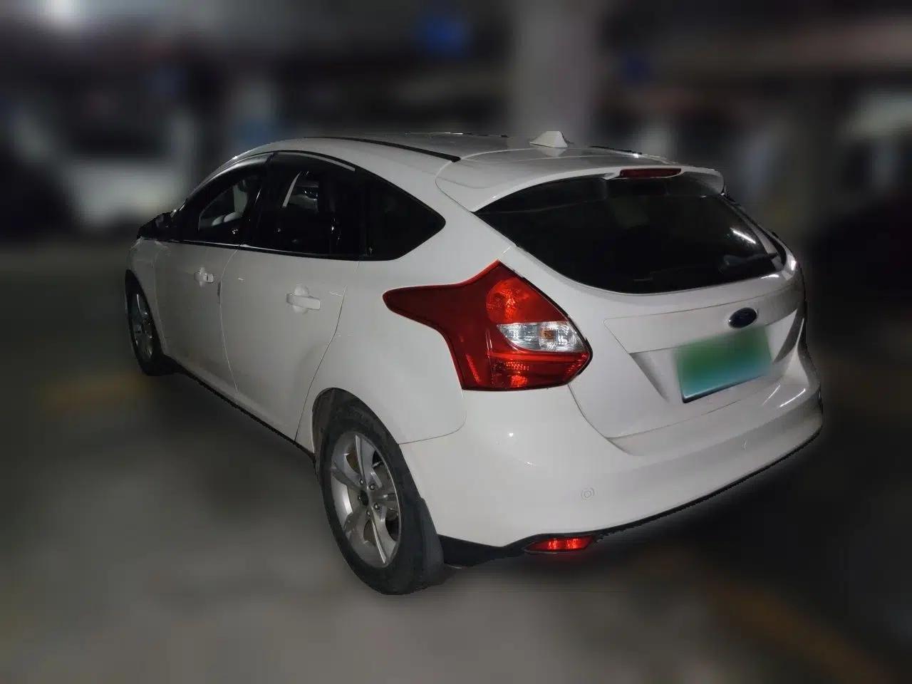 Ford Focus 2012 Hatchback 1.6L Automatic Fashion Edition — миниатюра 4