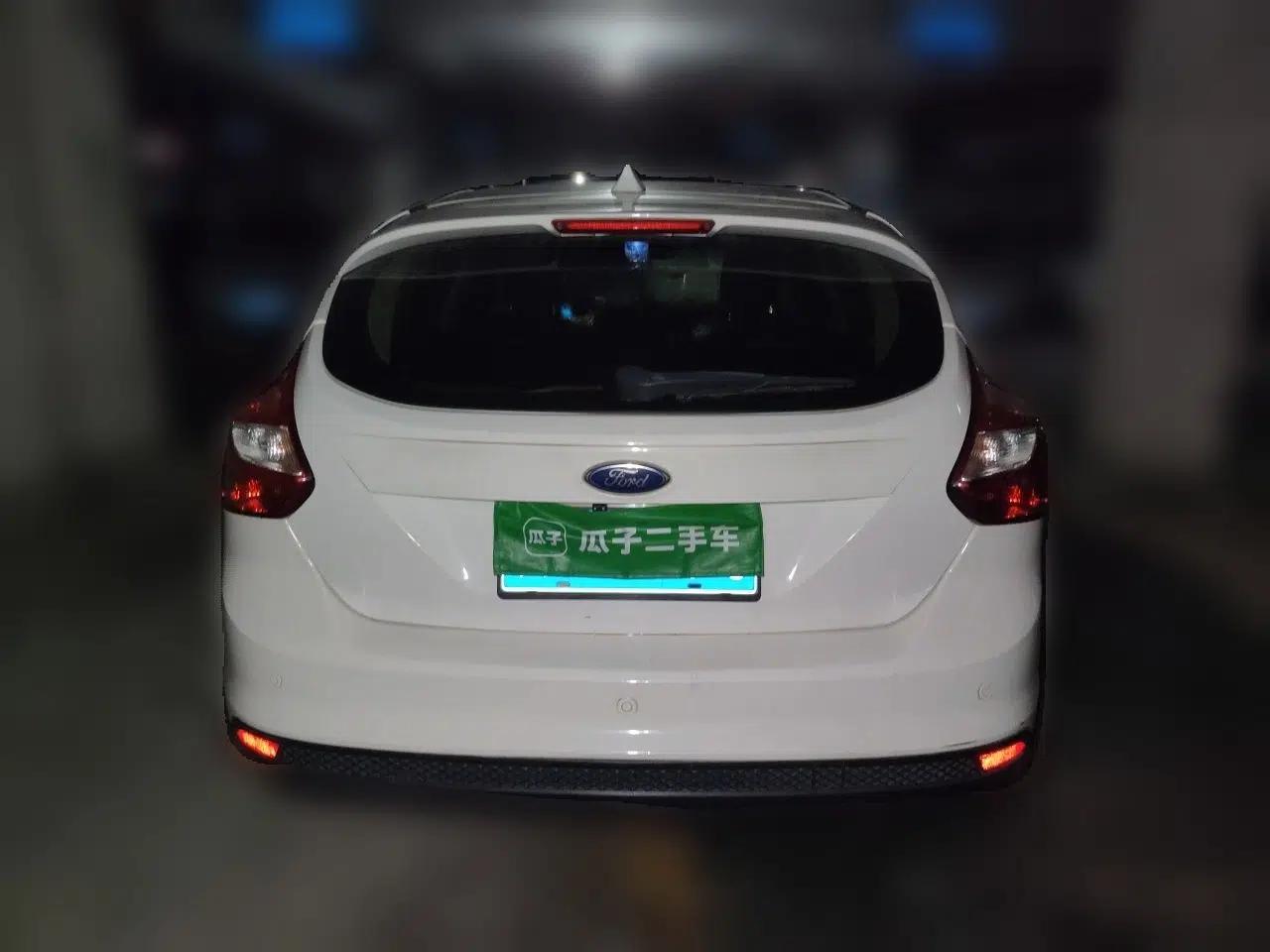 Ford Focus 2012 Hatchback 1.6L Automatic Fashion Edition — миниатюра 5