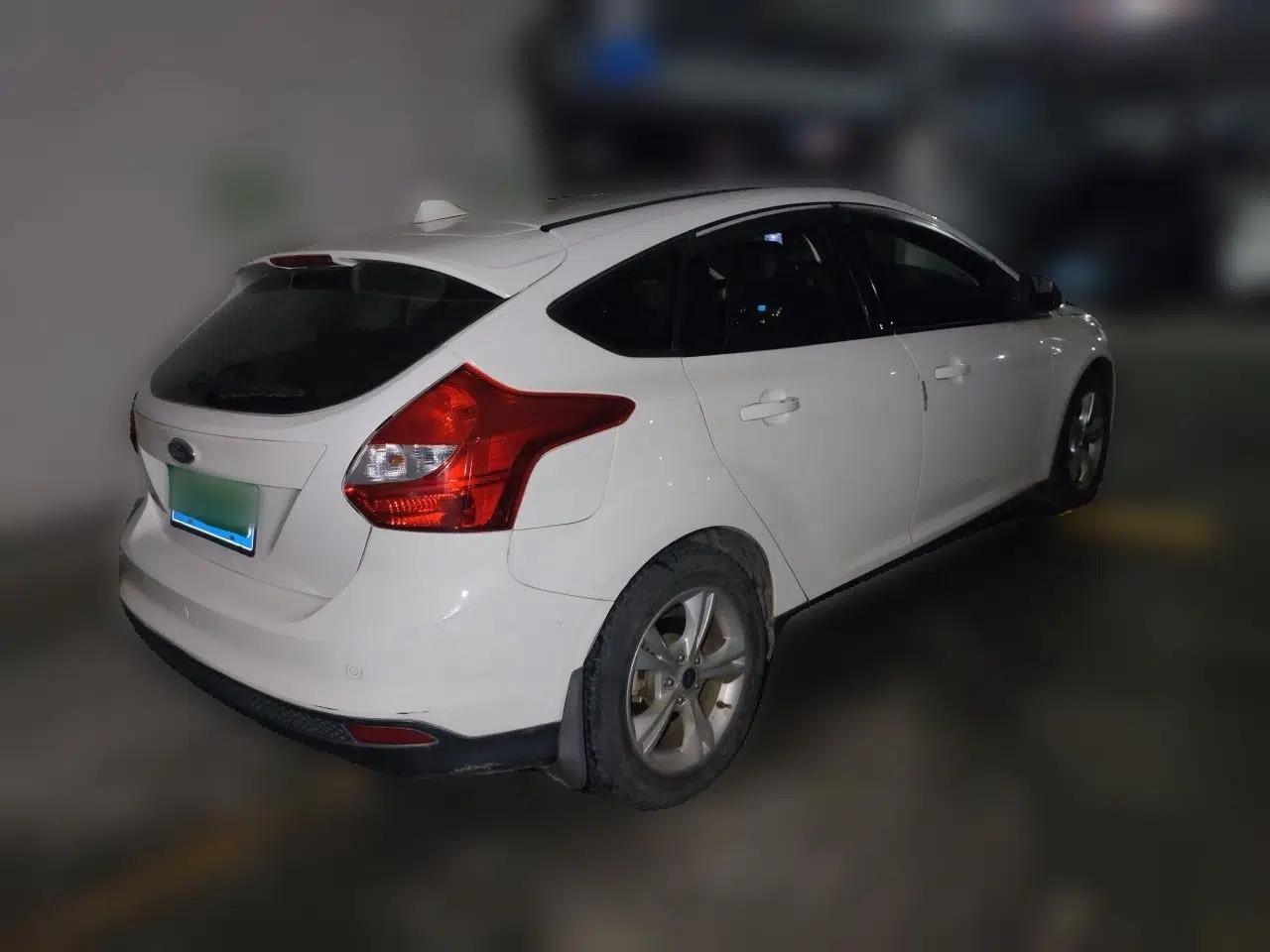 Ford Focus 2012 Hatchback 1.6L Automatic Fashion Edition — миниатюра 6