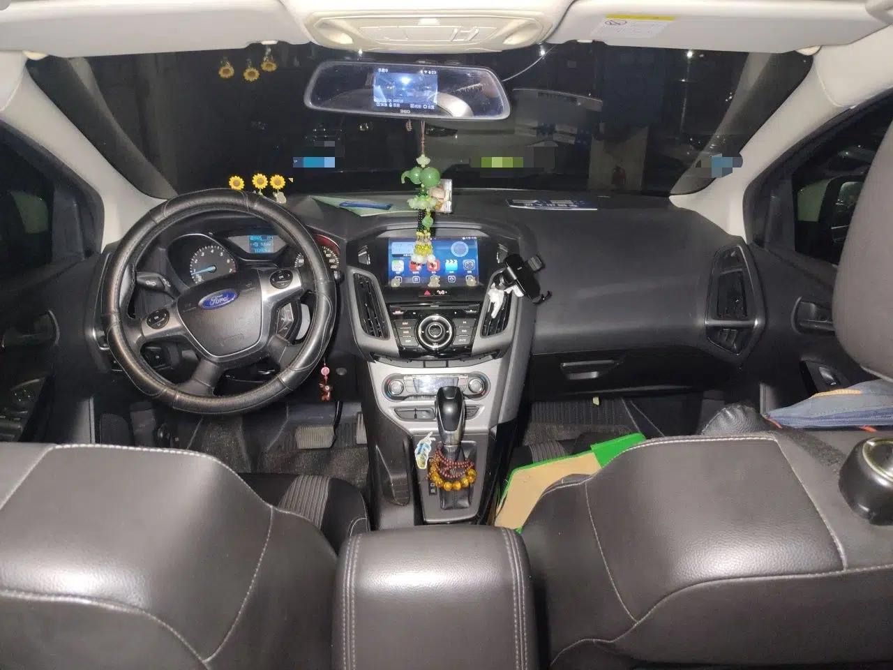 Ford Focus 2012 Hatchback 1.6L Automatic Fashion Edition — миниатюра 9