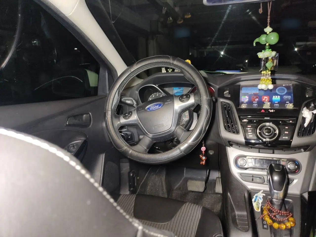 Ford Focus 2012 Hatchback 1.6L Automatic Fashion Edition — миниатюра 10