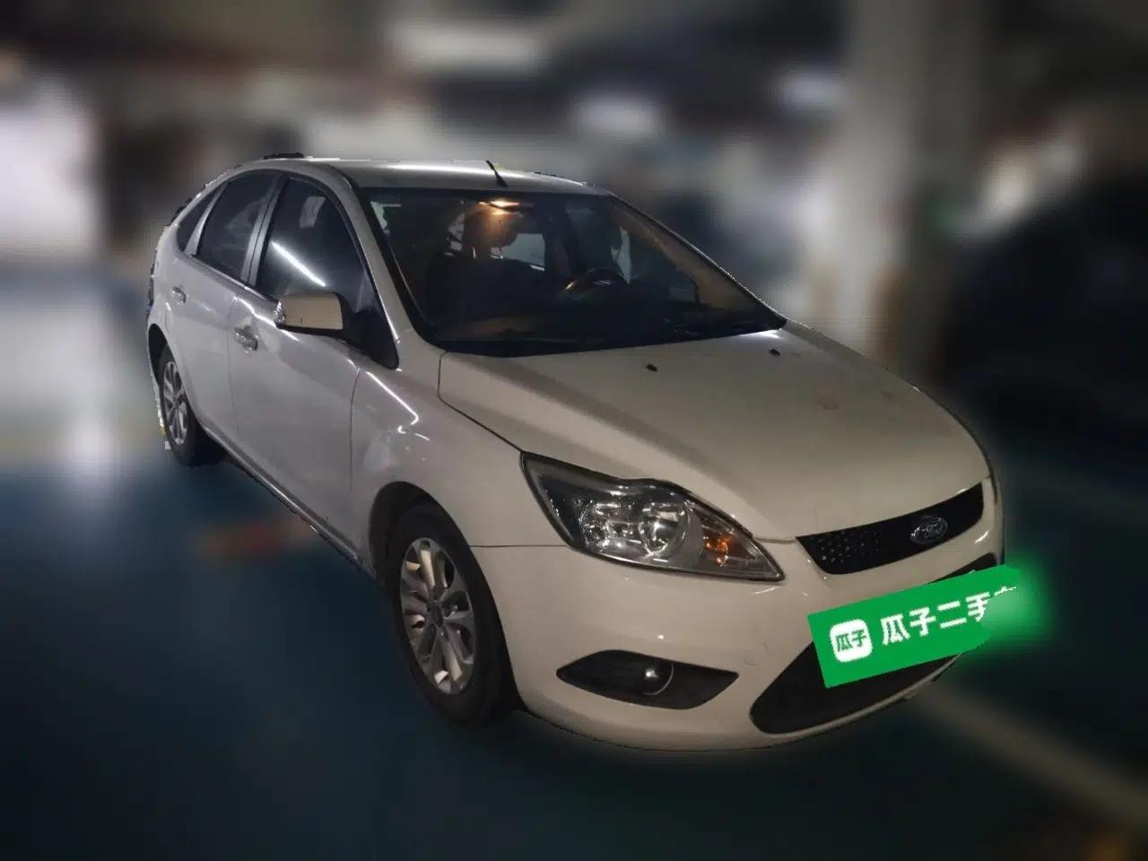 Ford Focus 2013 Hatchback Classic 1.8L Automatic Millionth Anniversary Edition — миниатюра 3