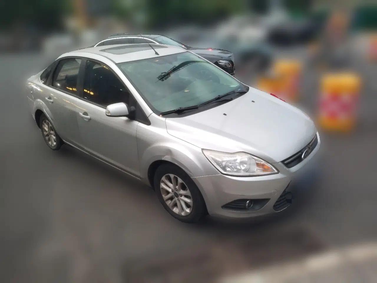 Ford Focus 2013 Sedan Classic 1.8L Automatic Millionth Anniversary Edition — миниатюра 3