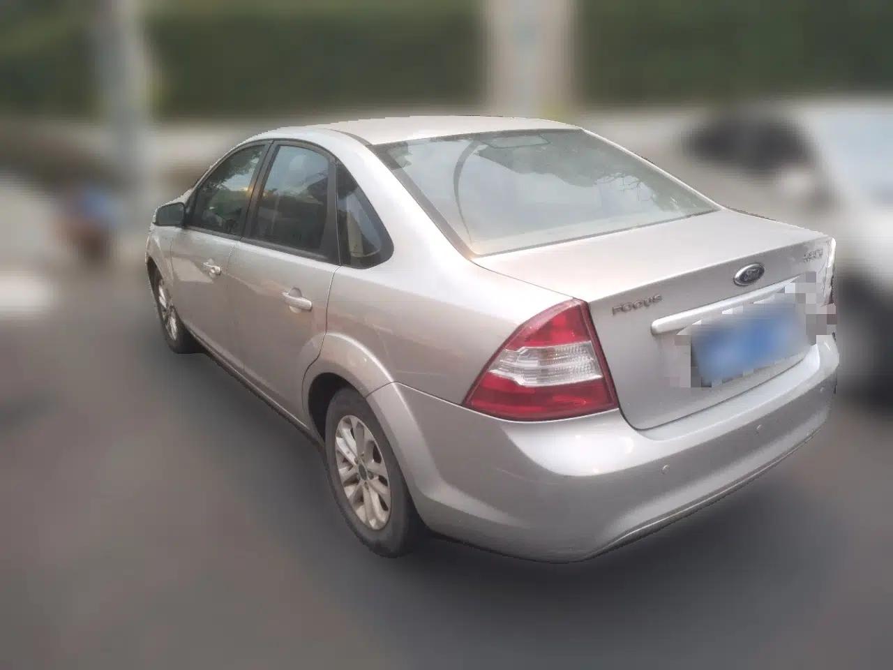 Ford Focus 2013 Sedan Classic 1.8L Automatic Millionth Anniversary Edition — миниатюра 4