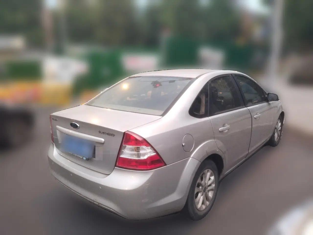 Ford Focus 2013 Sedan Classic 1.8L Automatic Millionth Anniversary Edition — миниатюра 6