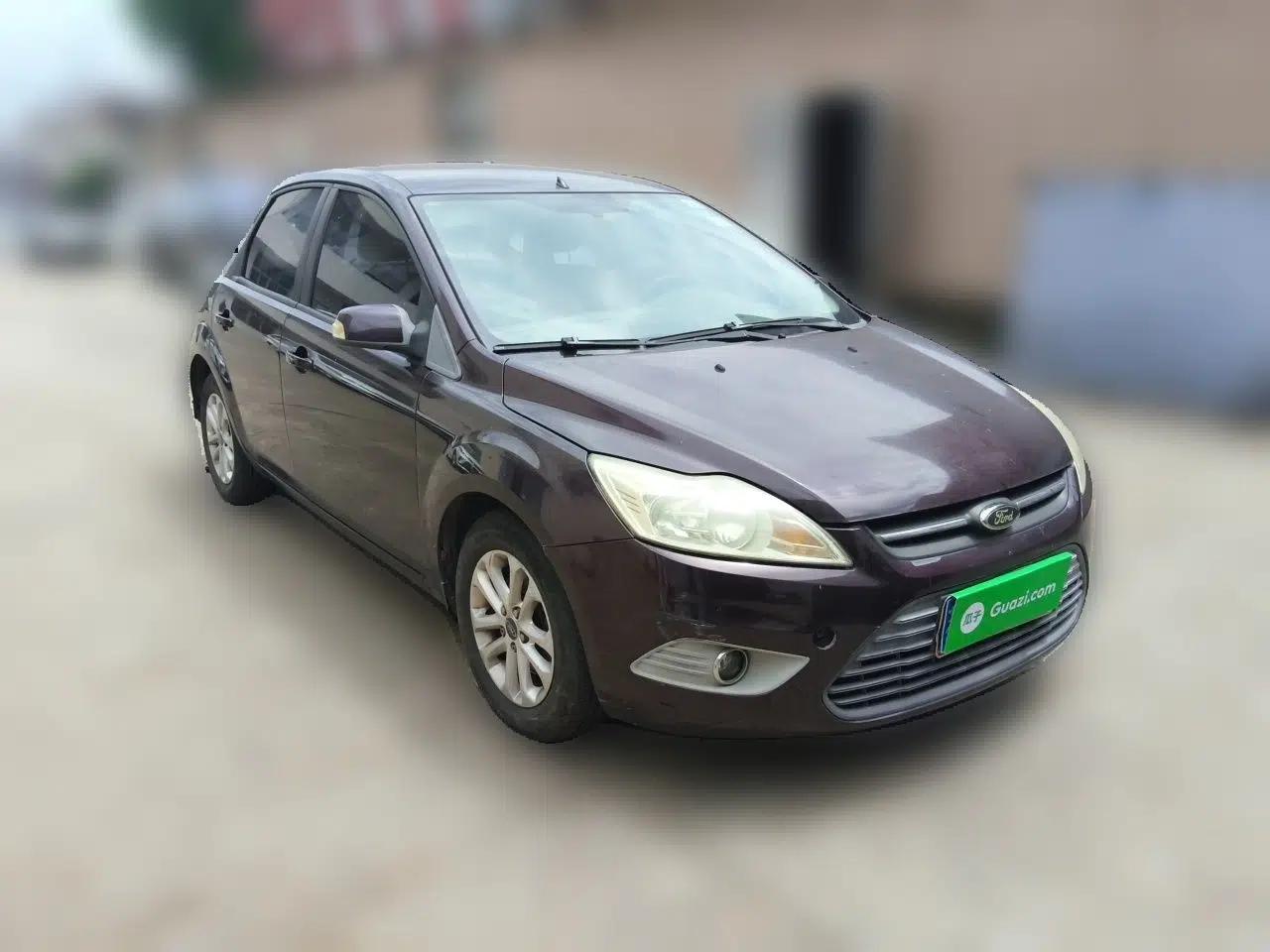Ford Focus 2013 Sedan Classic 1.8L Manual Base Model — миниатюра 3