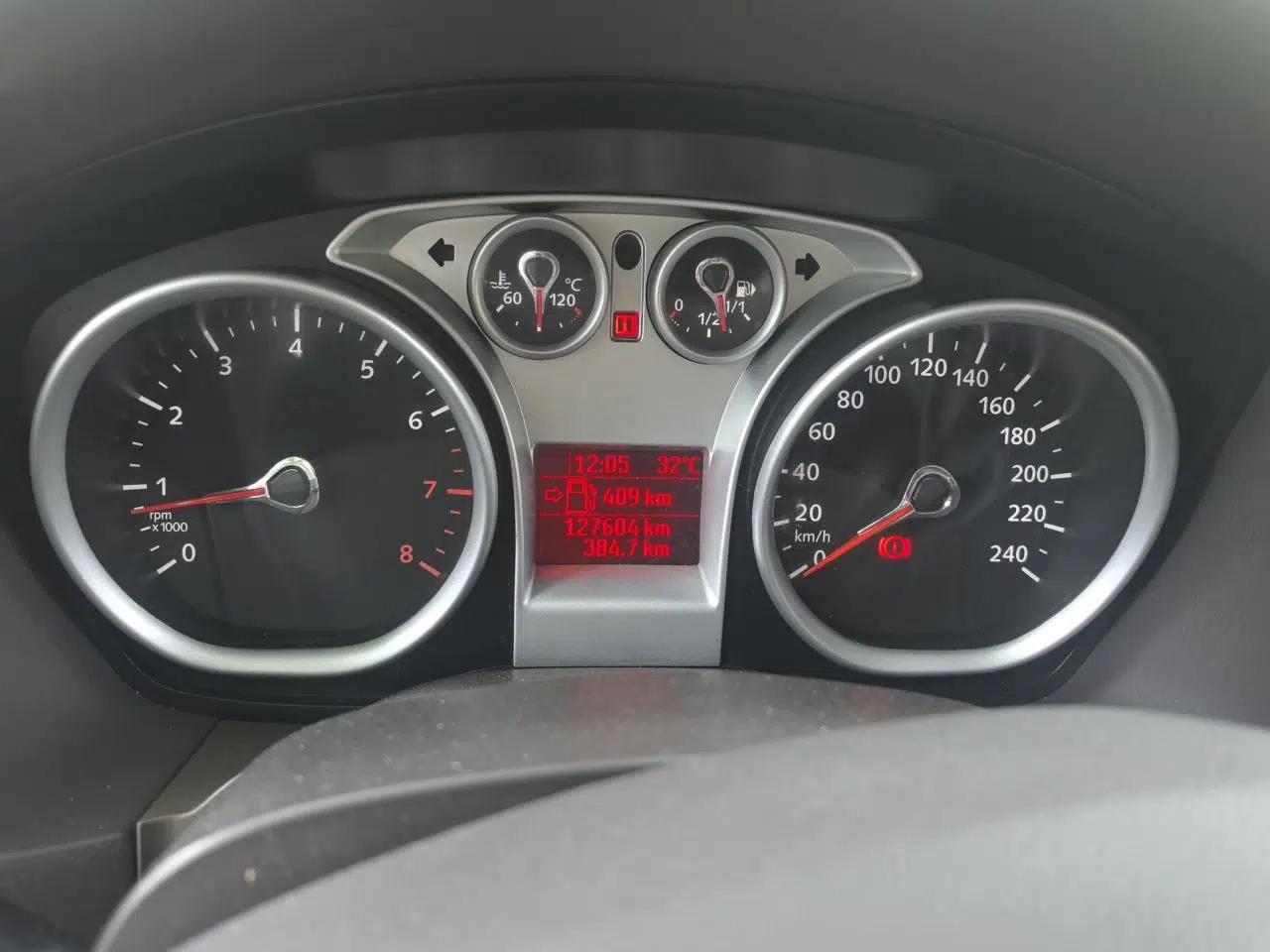Ford Focus 2011 Sedan 1.8L Automatic Fashion Edition — миниатюра 11