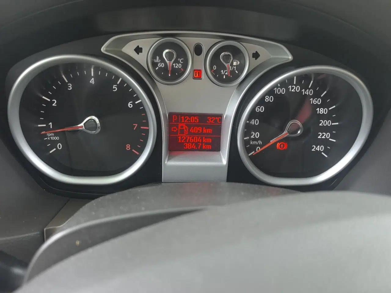 Ford Focus 2011 Sedan 1.8L Automatic Fashion Edition — миниатюра 12