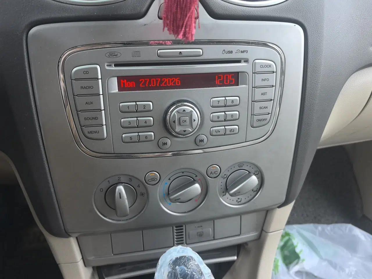 Ford Focus 2011 Sedan 1.8L Automatic Fashion Edition — миниатюра 13