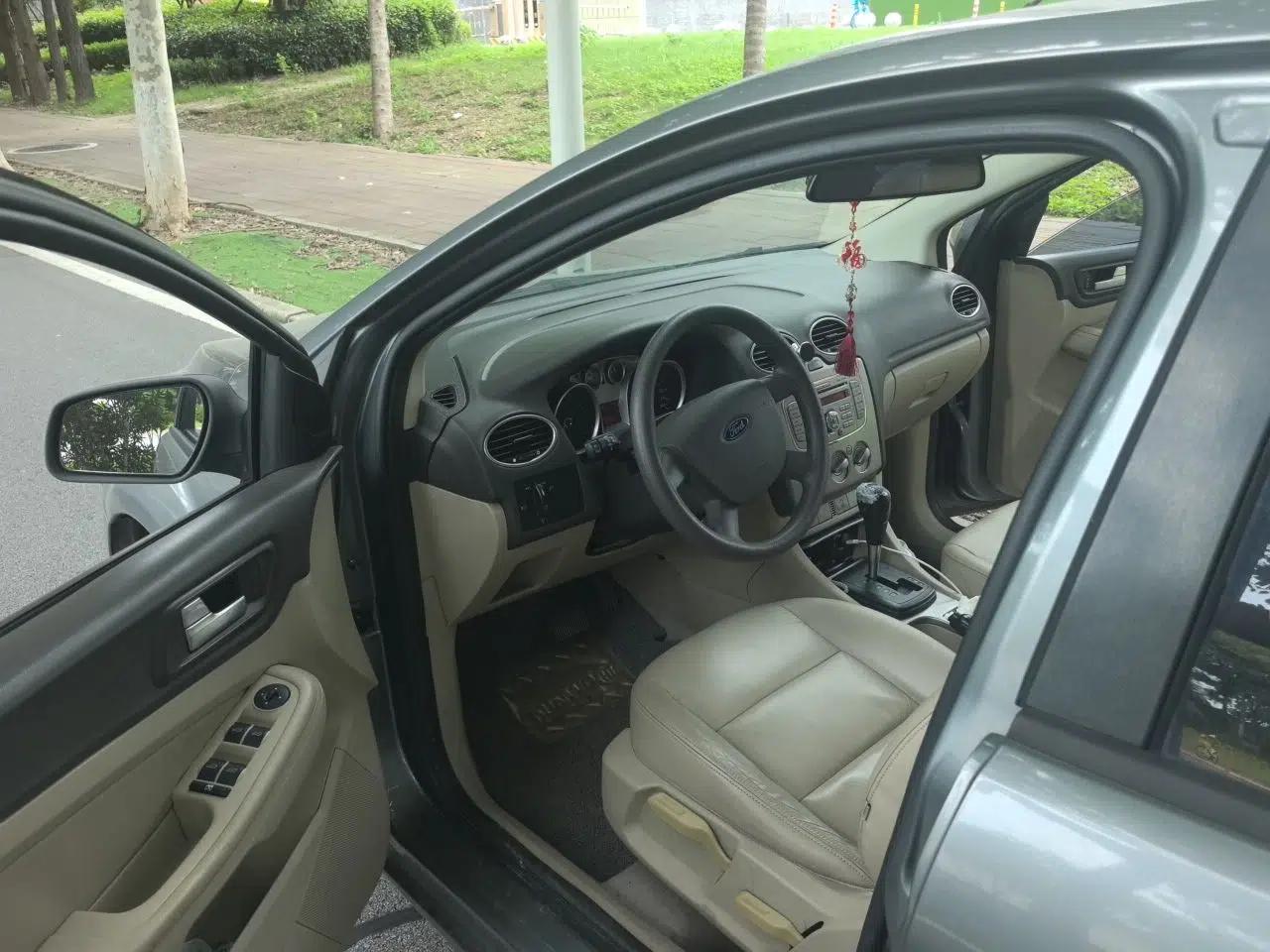 Ford Focus 2011 Sedan 1.8L Automatic Fashion Edition — миниатюра 16