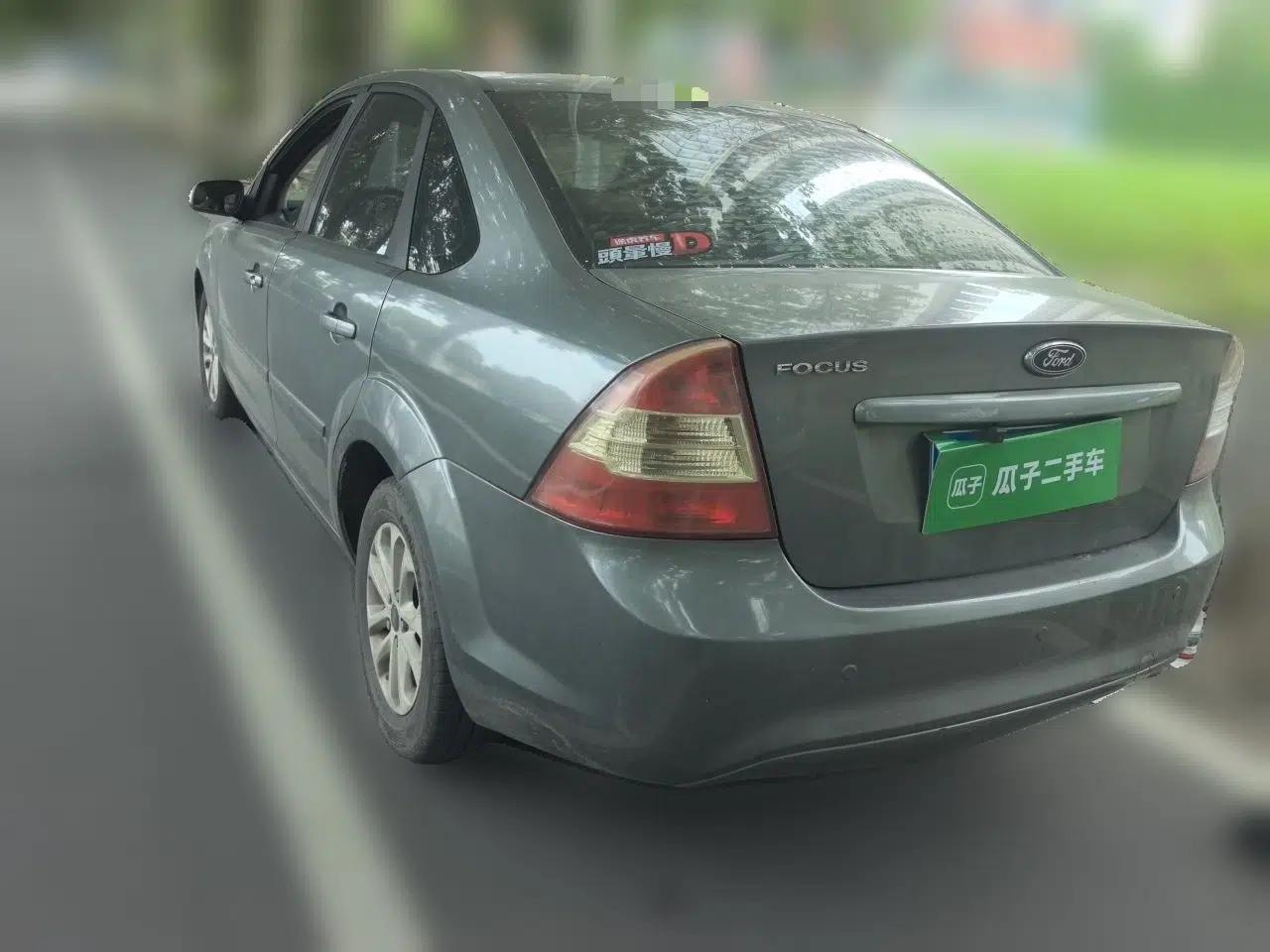 Ford Focus 2011 Sedan 1.8L Automatic Fashion Edition — миниатюра 4