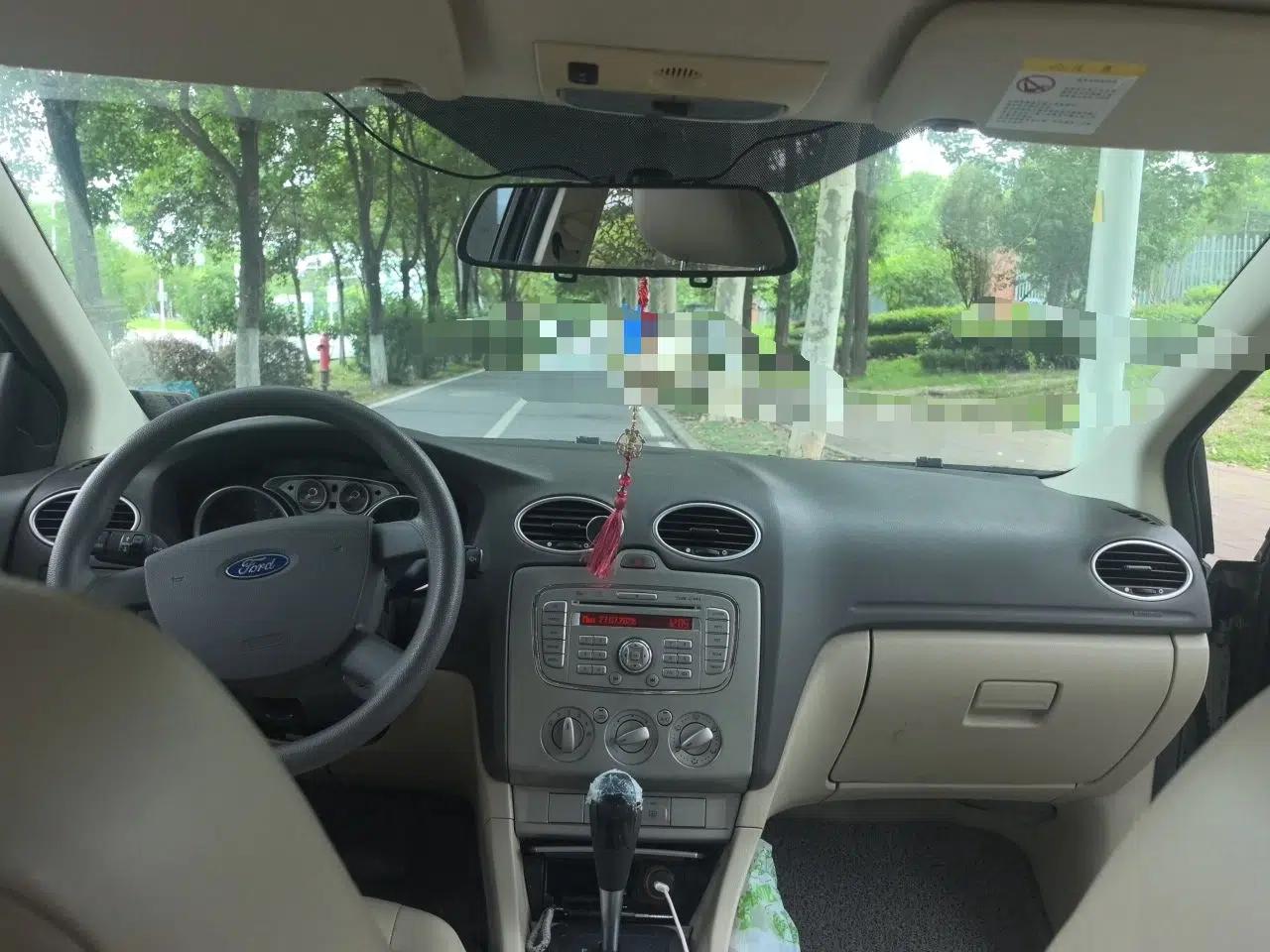 Ford Focus 2011 Sedan 1.8L Automatic Fashion Edition — миниатюра 9