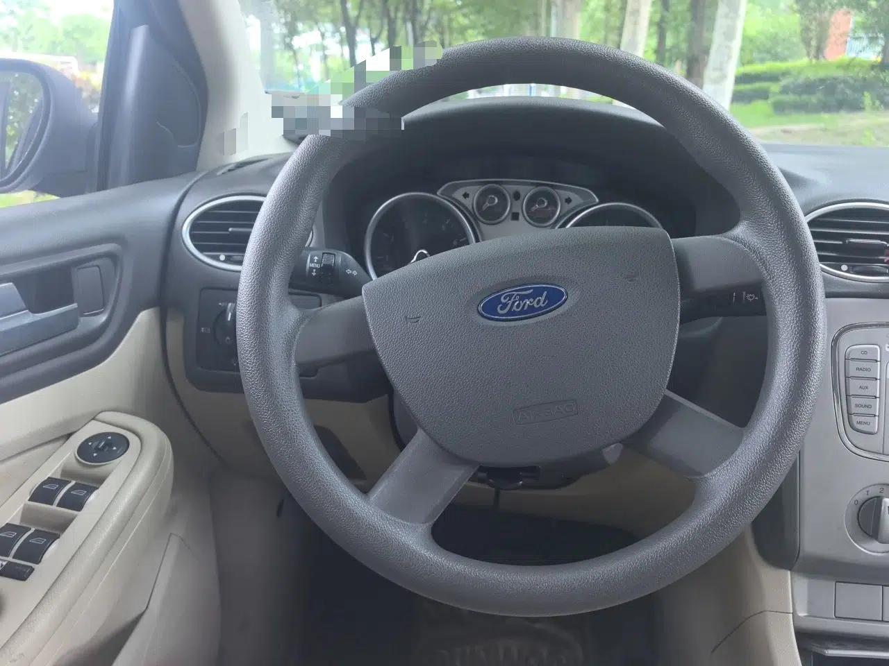 Ford Focus 2011 Sedan 1.8L Automatic Fashion Edition — миниатюра 10
