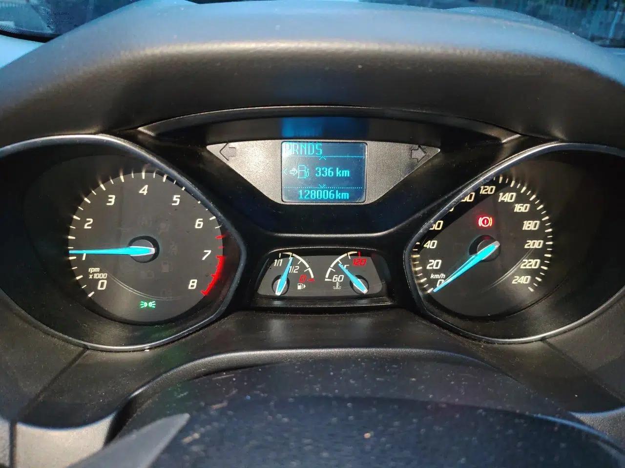 Ford Focus 2012 Hatchback 1.6L Automatic Fashion Edition — миниатюра 11