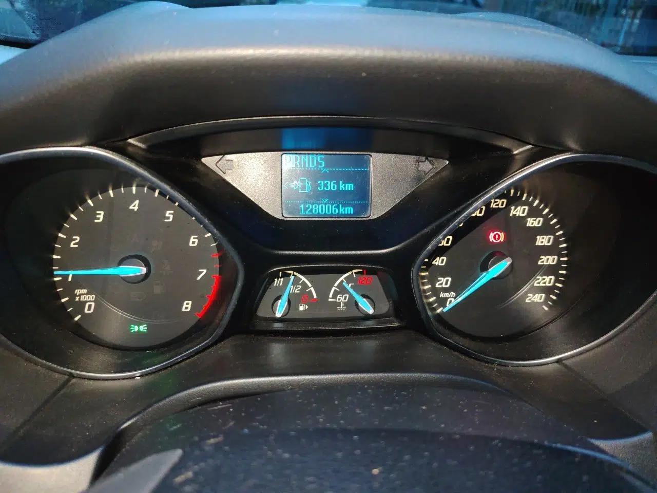 Ford Focus 2012 Hatchback 1.6L Automatic Fashion Edition — миниатюра 12