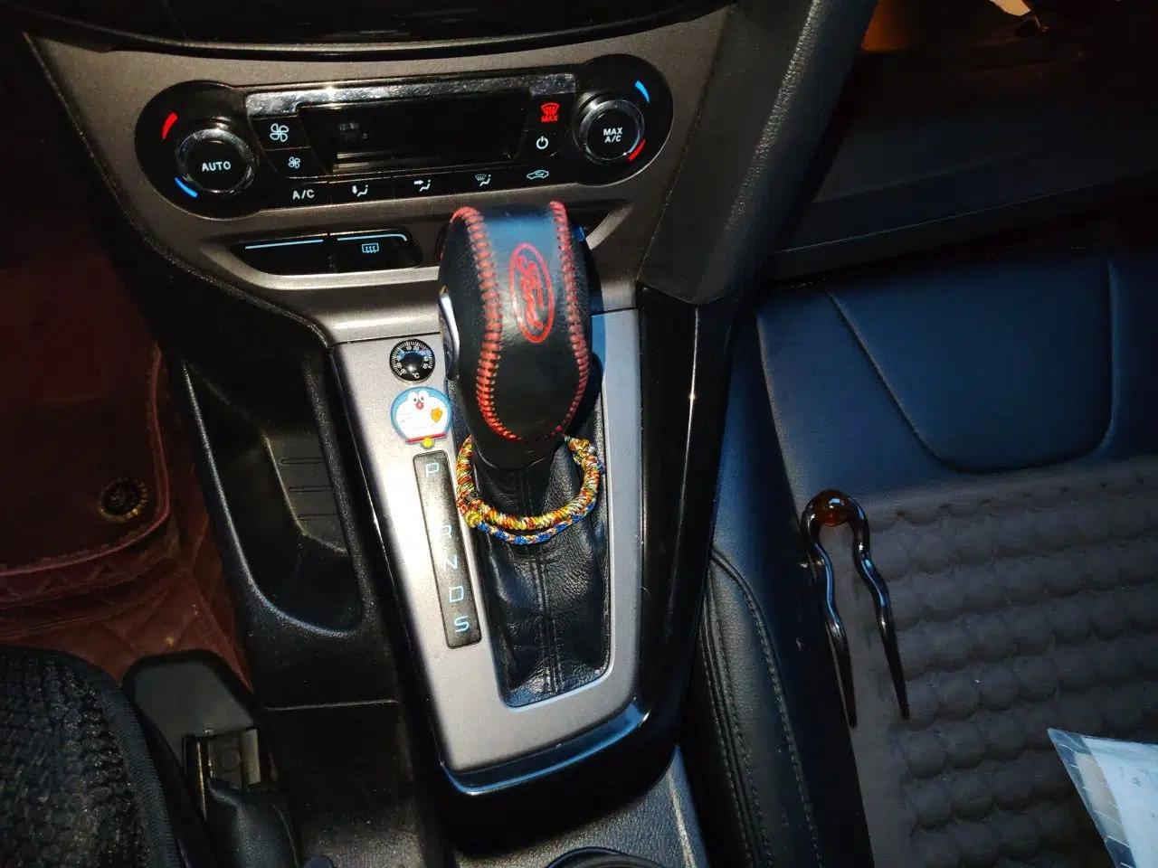 Ford Focus 2012 Hatchback 1.6L Automatic Fashion Edition — миниатюра 14