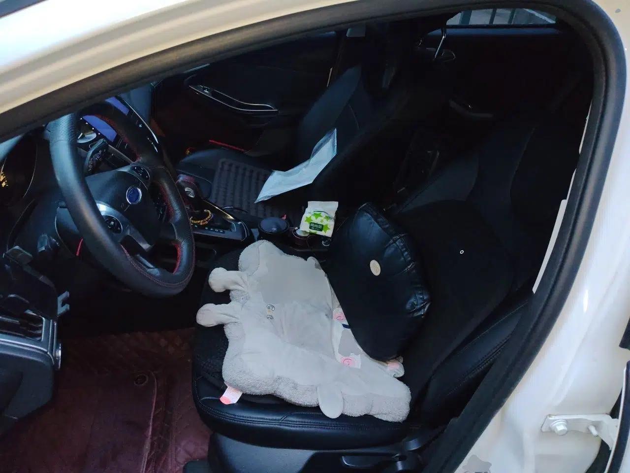 Ford Focus 2012 Hatchback 1.6L Automatic Fashion Edition — миниатюра 15