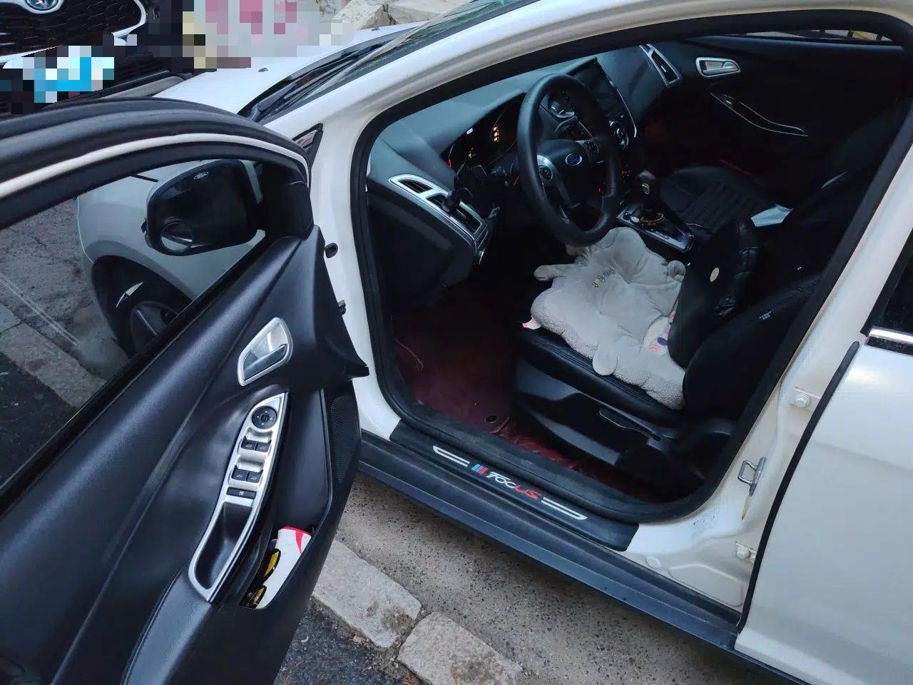 Ford Focus 2012 Hatchback 1.6L Automatic Fashion Edition — миниатюра 16