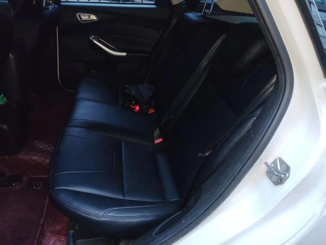 Ford Focus 2012 Hatchback 1.6L Automatic Fashion Edition — миниатюра 17