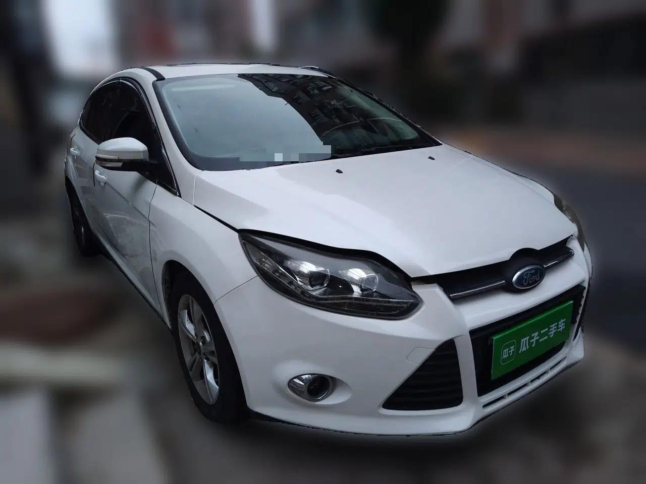 Ford Focus 2012 Hatchback 1.6L Automatic Fashion Edition — миниатюра 3
