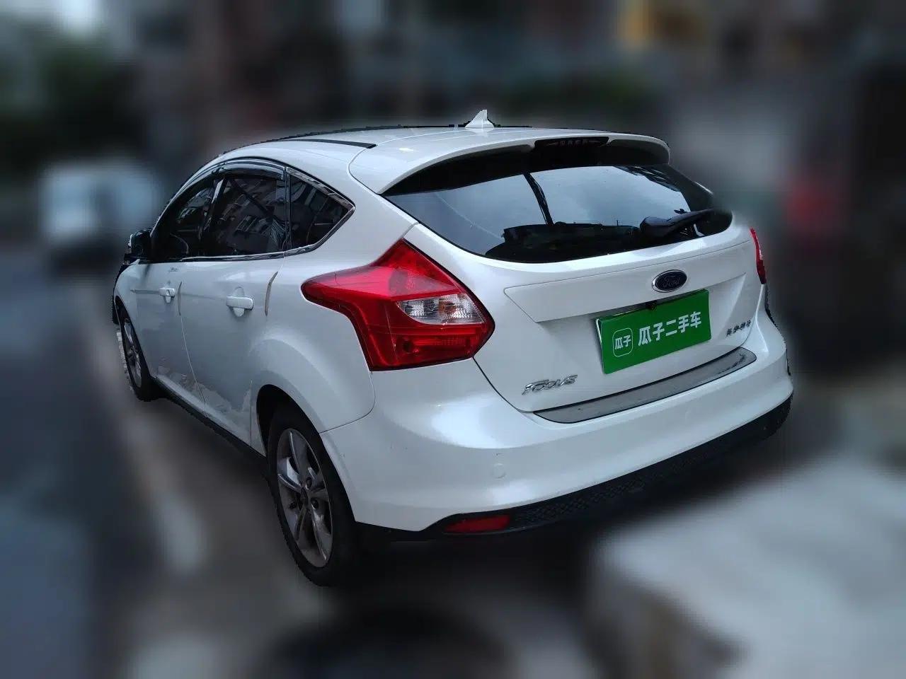 Ford Focus 2012 Hatchback 1.6L Automatic Fashion Edition — миниатюра 4