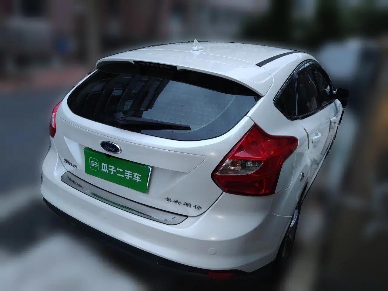 Ford Focus 2012 Hatchback 1.6L Automatic Fashion Edition — миниатюра 6