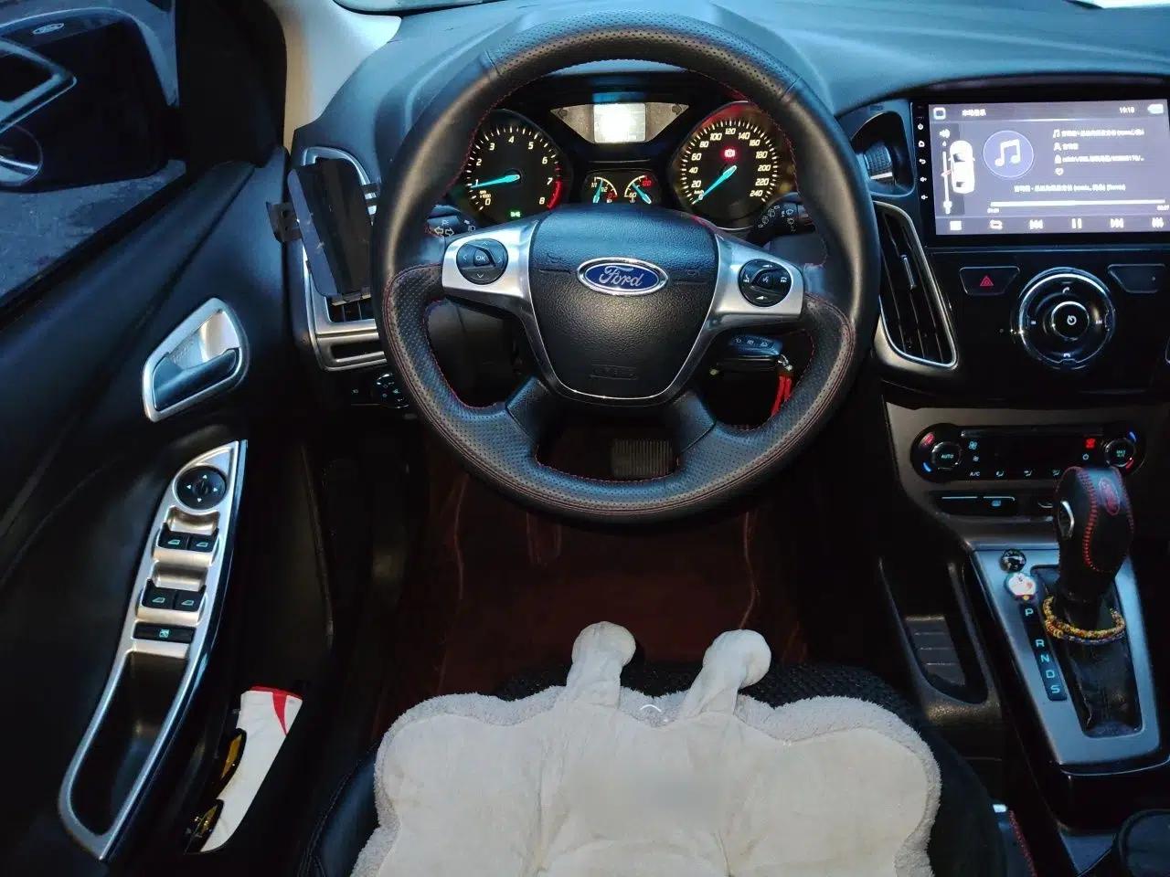 Ford Focus 2012 Hatchback 1.6L Automatic Fashion Edition — миниатюра 10