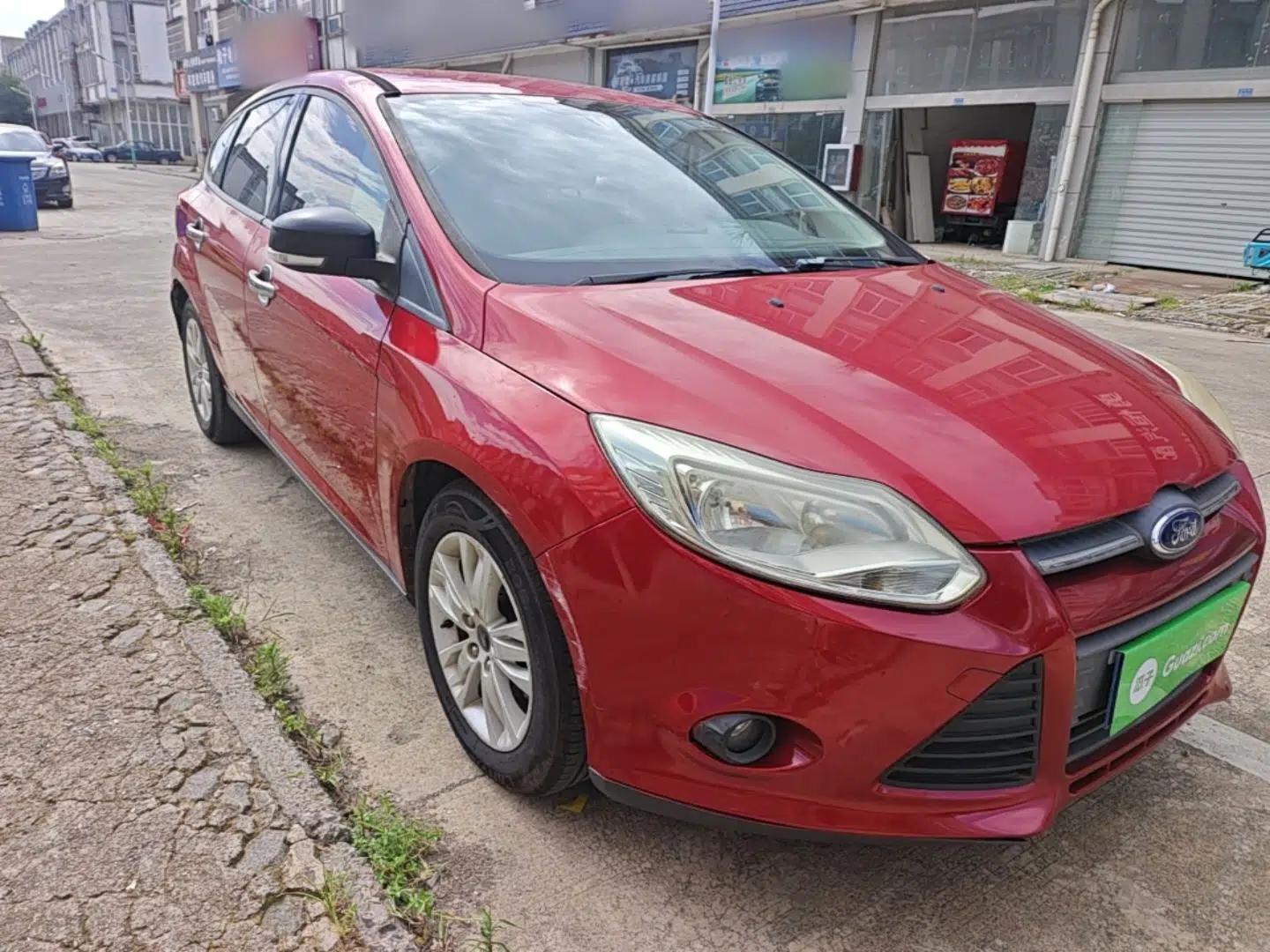 Ford Focus 2012 Hatchback 1.6L Manual Comfort Model — миниатюра 3
