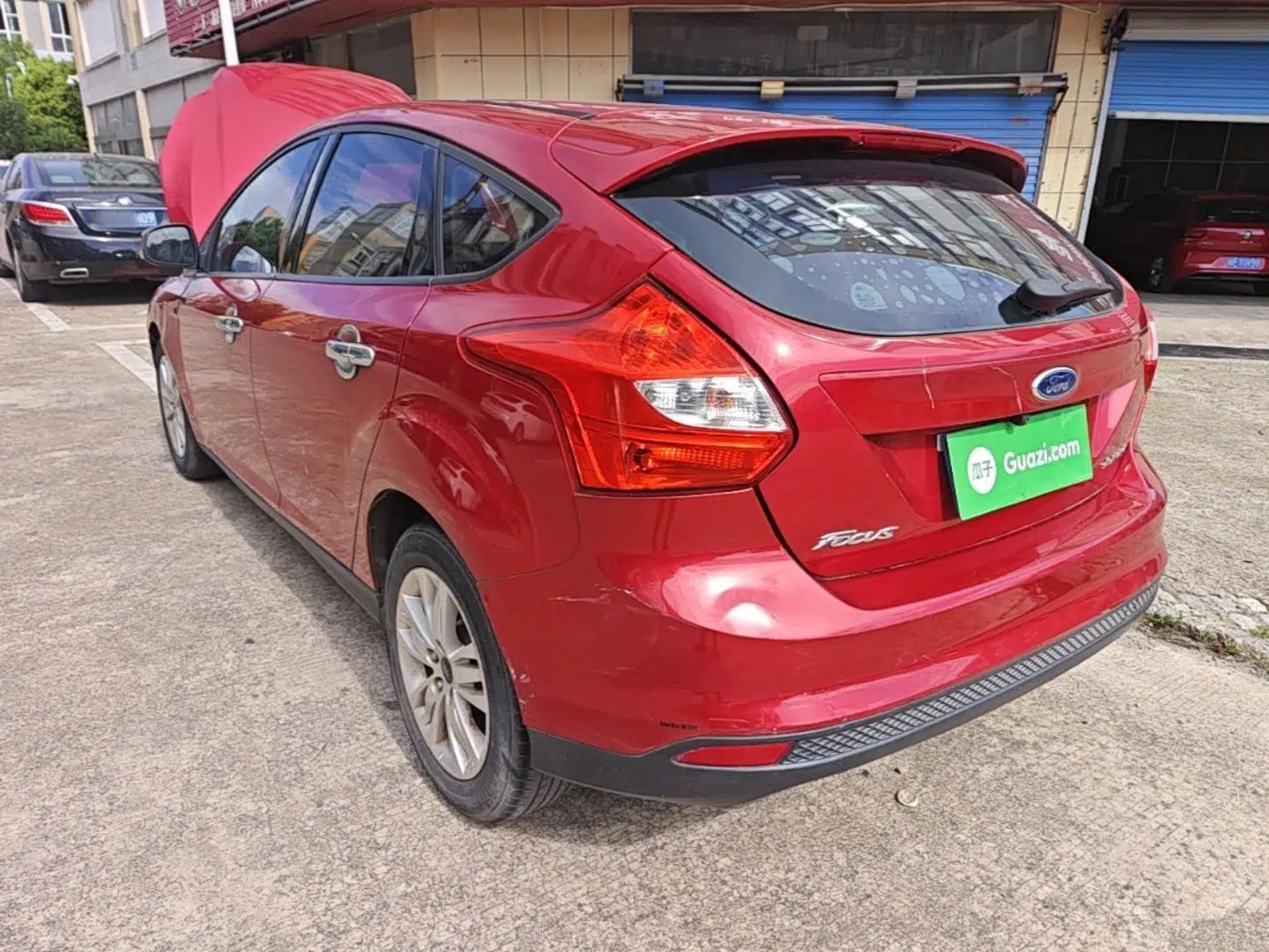 Ford Focus 2012 Hatchback 1.6L Manual Comfort Model — миниатюра 4