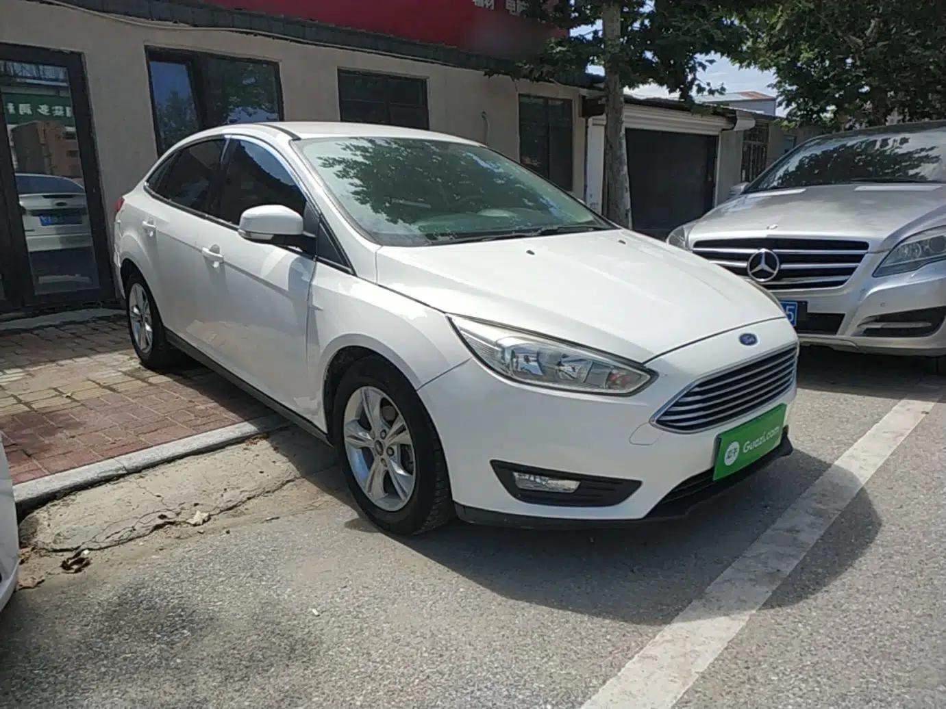 Ford Focus 2015 Sedan 1.6L Manual Comfort Model — миниатюра 3