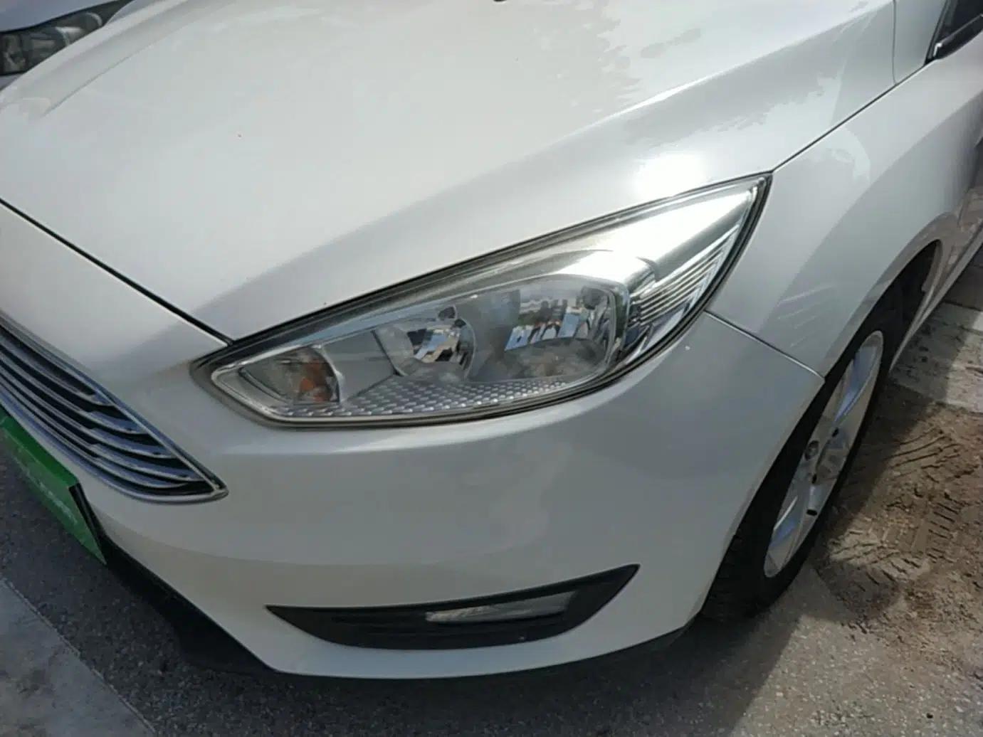 Ford Focus 2015 Sedan 1.6L Manual Comfort Model — миниатюра 8