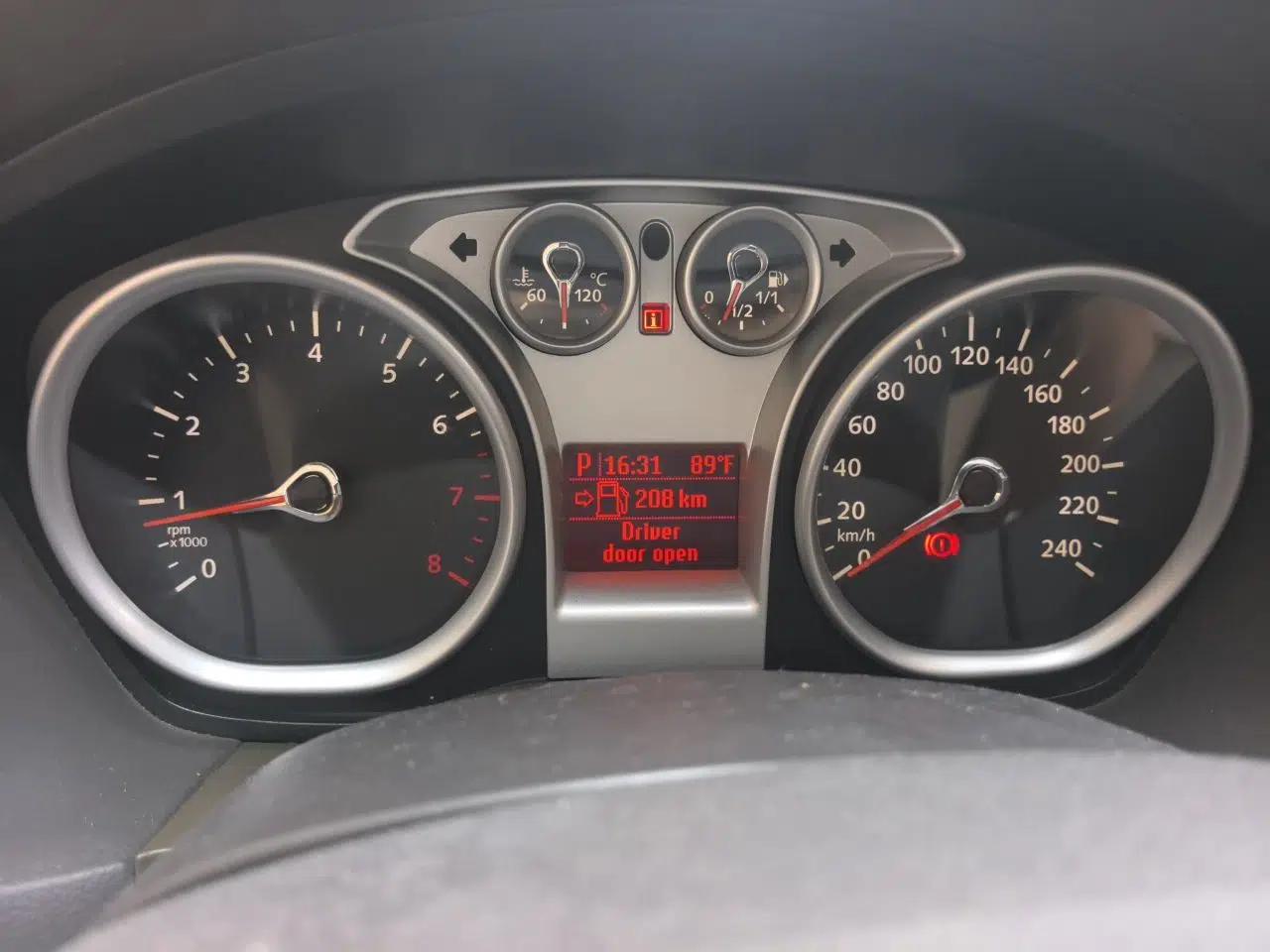 Ford Focus 2011 Hatchback 1.8L Automatic Fashion Edition — миниатюра 11