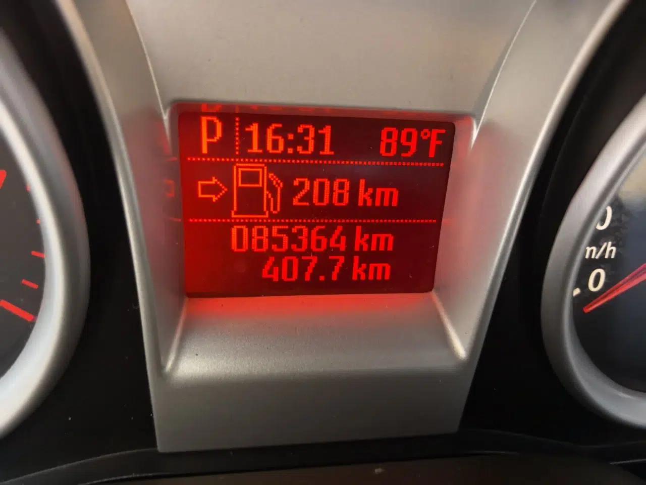 Ford Focus 2011 Hatchback 1.8L Automatic Fashion Edition — миниатюра 12